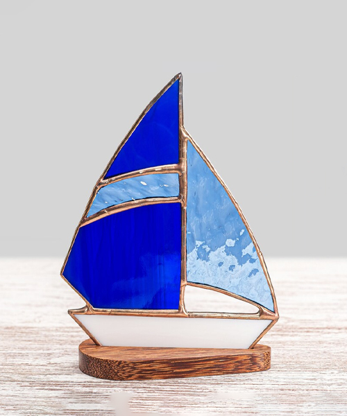 elegantes Segelboot aus Glasmalerei